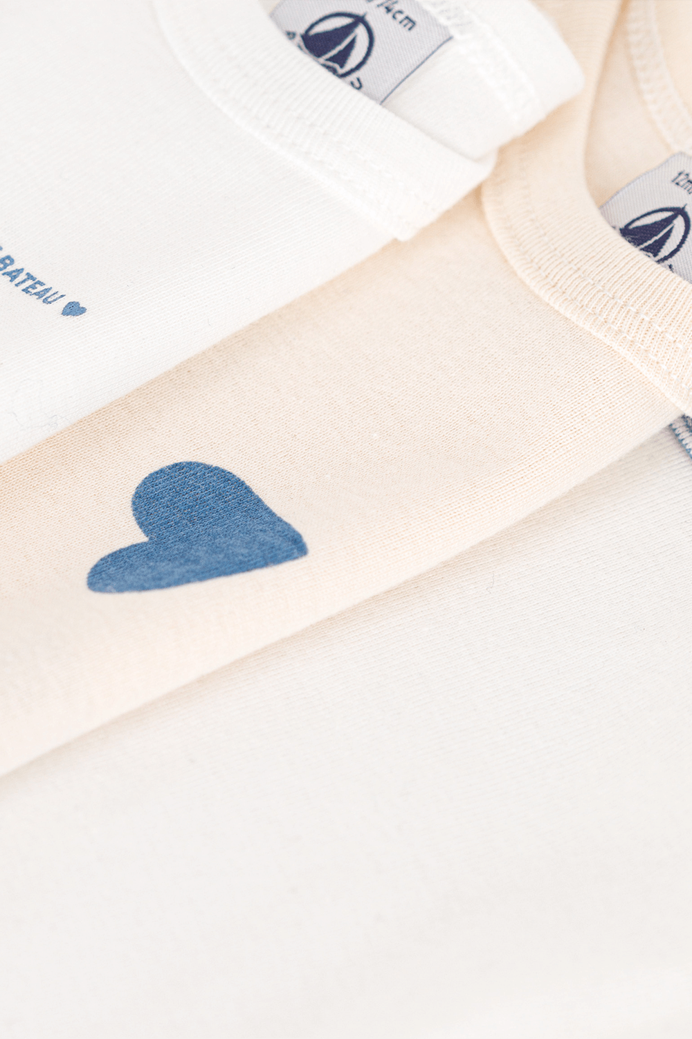 תמונה אחורית של מארז שלושה בגדי גוף - גילאי 3-26 חודשים