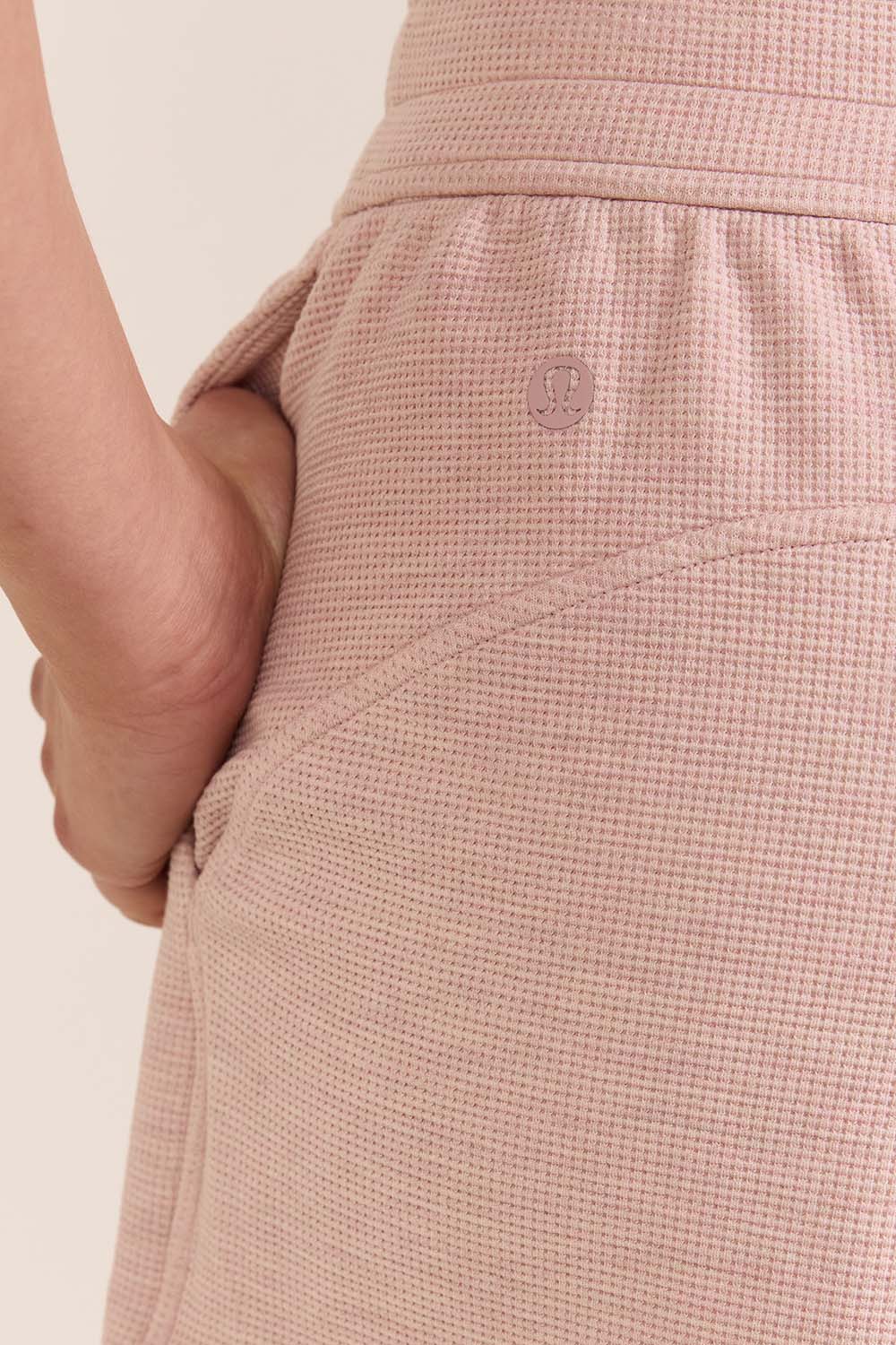 תמונת תקריב דוגמן של Scuba High-Rise Short 5