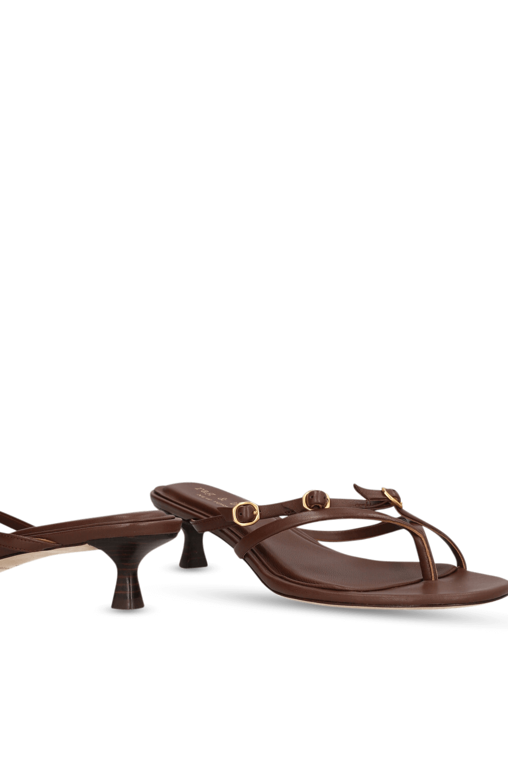 תמונת תקריב של סנדלי סליידס עקב