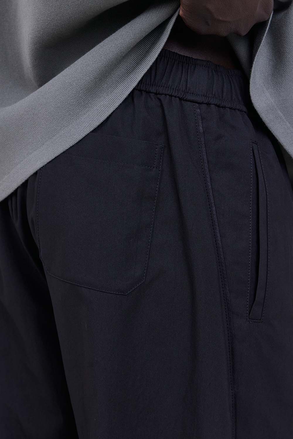 תמונת תקריב דוגמן של מכנסי ג'וגר בגזרת סלים