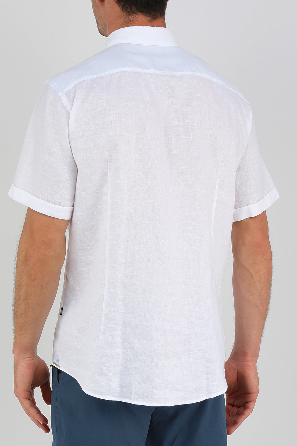 תמונת דוגמן אחורית של חולצה מכופתרת לבנה קצרה