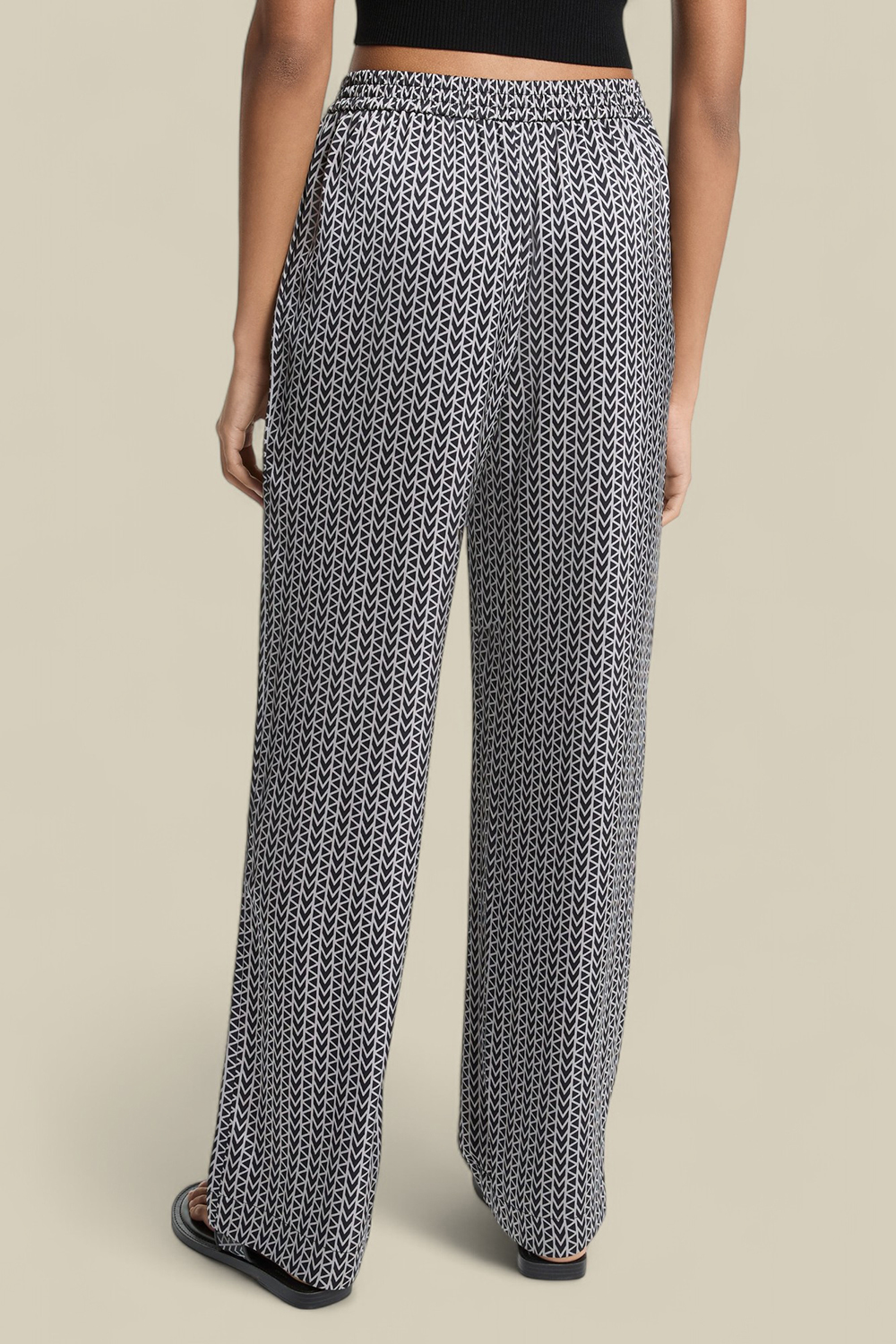 תמונת דוגמן אחורית של מכנסיים ארוכים בגזרה משוחררת