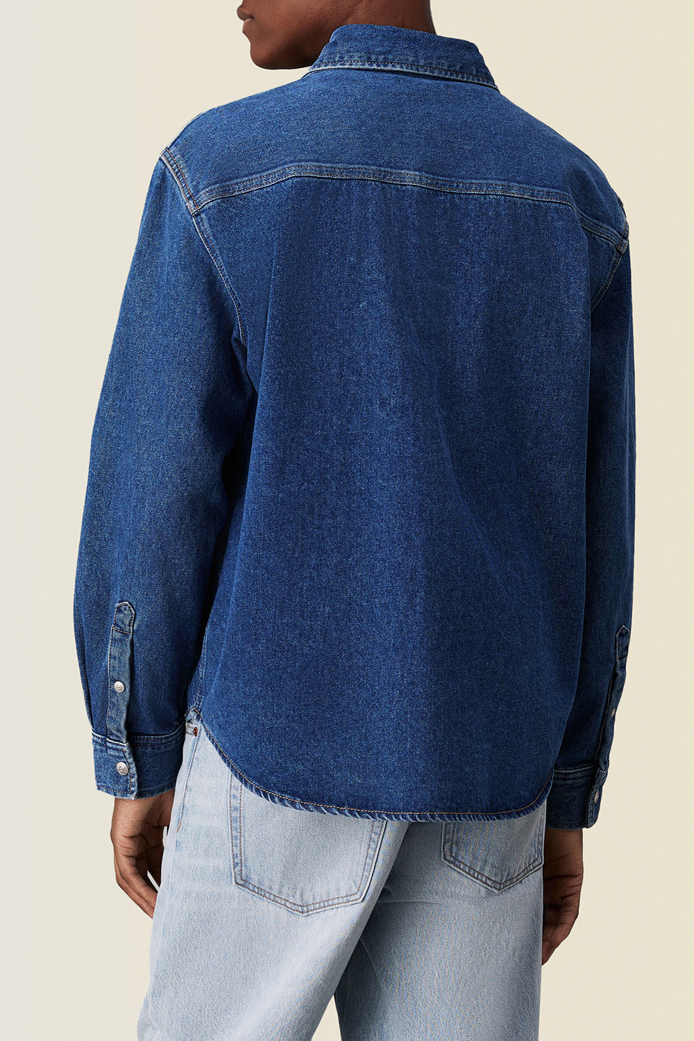 תמונת דוגמן אחורית של חולצת ג'ינס מכופתרת