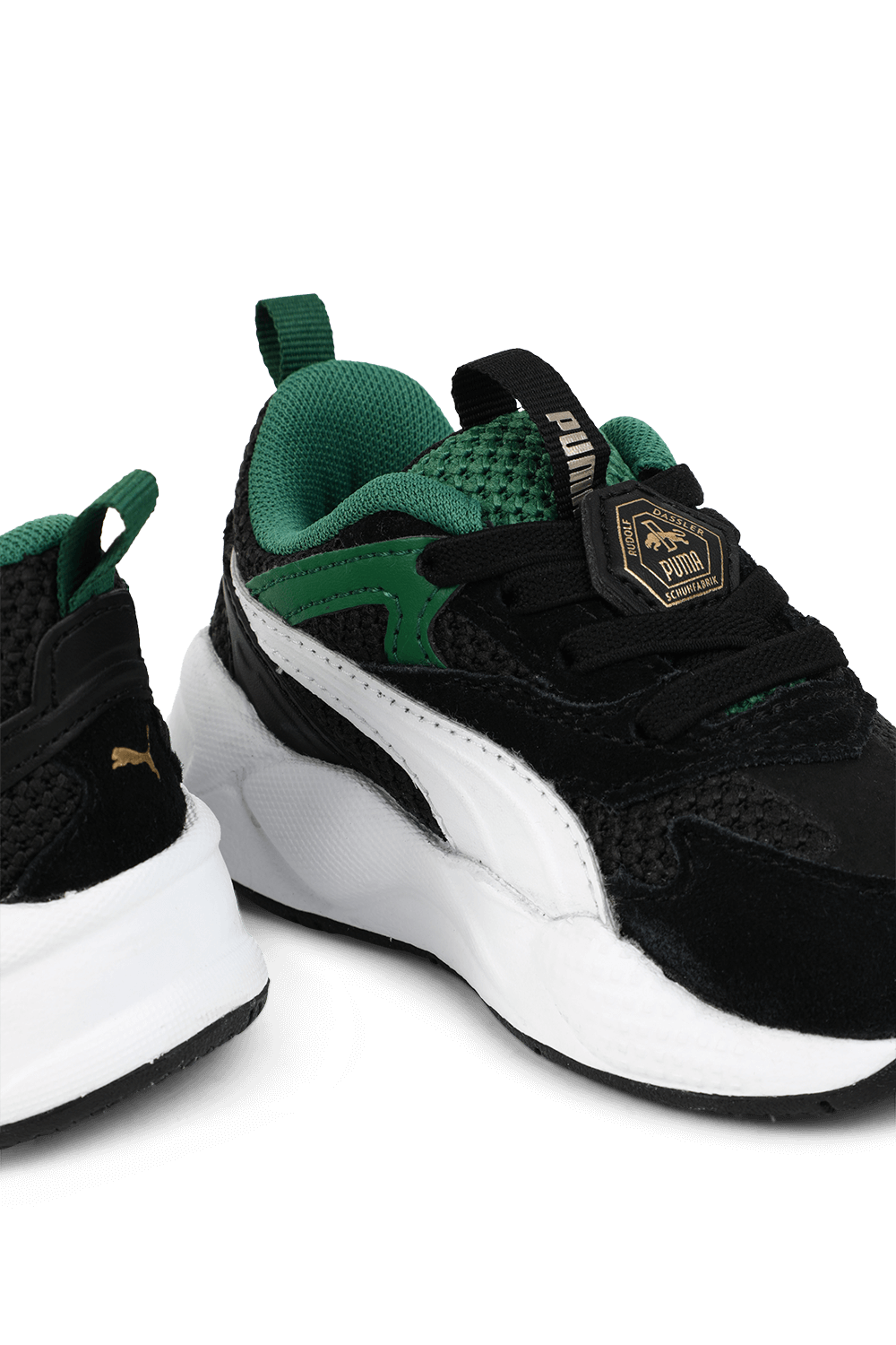 תמונת תקריב של נעלי סניקרס אר אס-אקס - מידות 21-27