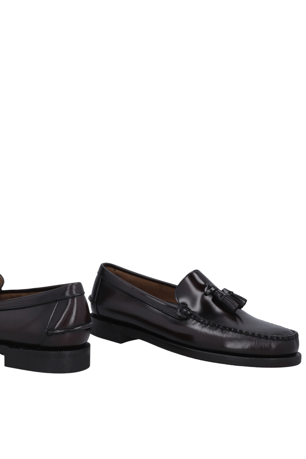 תמונת תקריב של נעלי מוקסינים