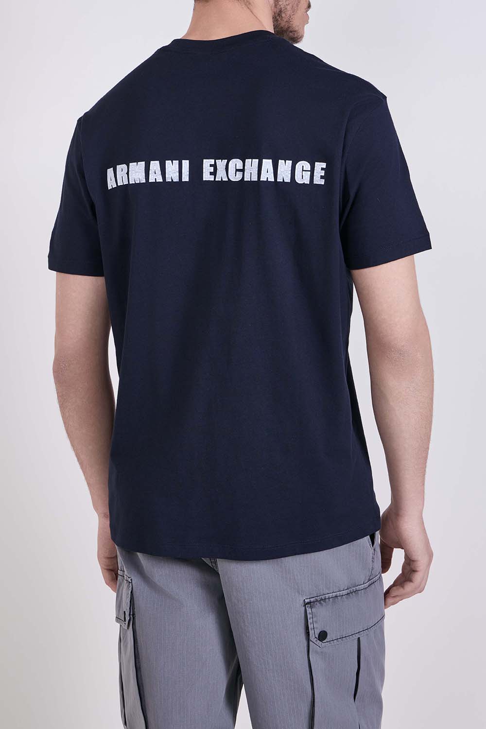 תמונת דוגמן אחורית של חולצת טי בגזרה ישרה