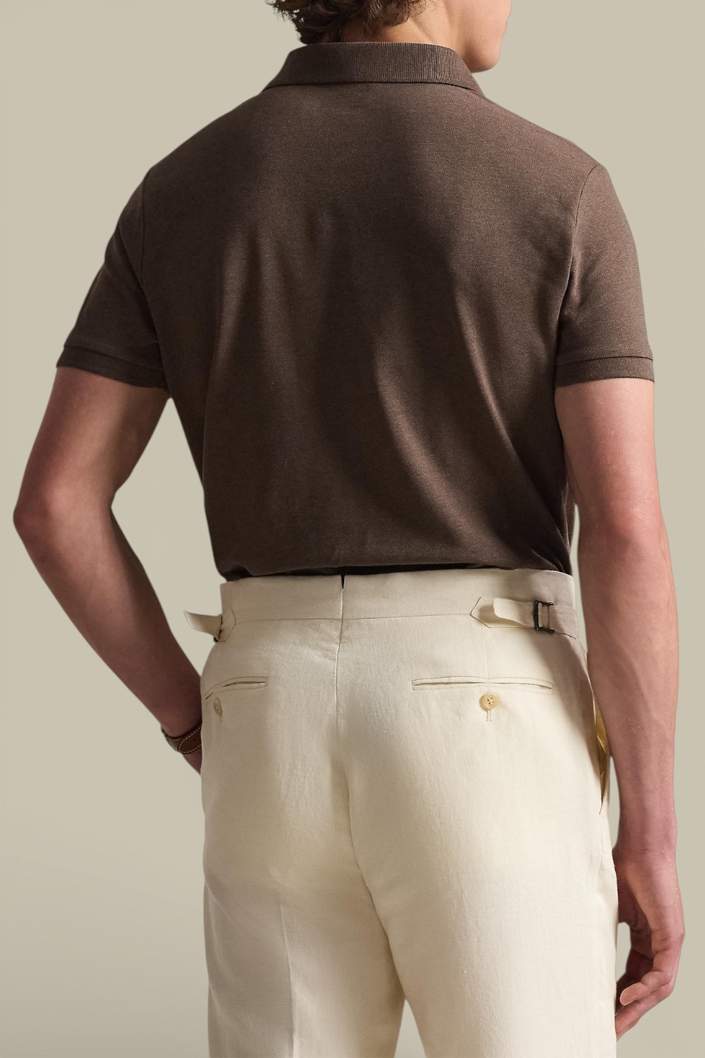 תמונת דוגמן אחורית של חולצת פולו