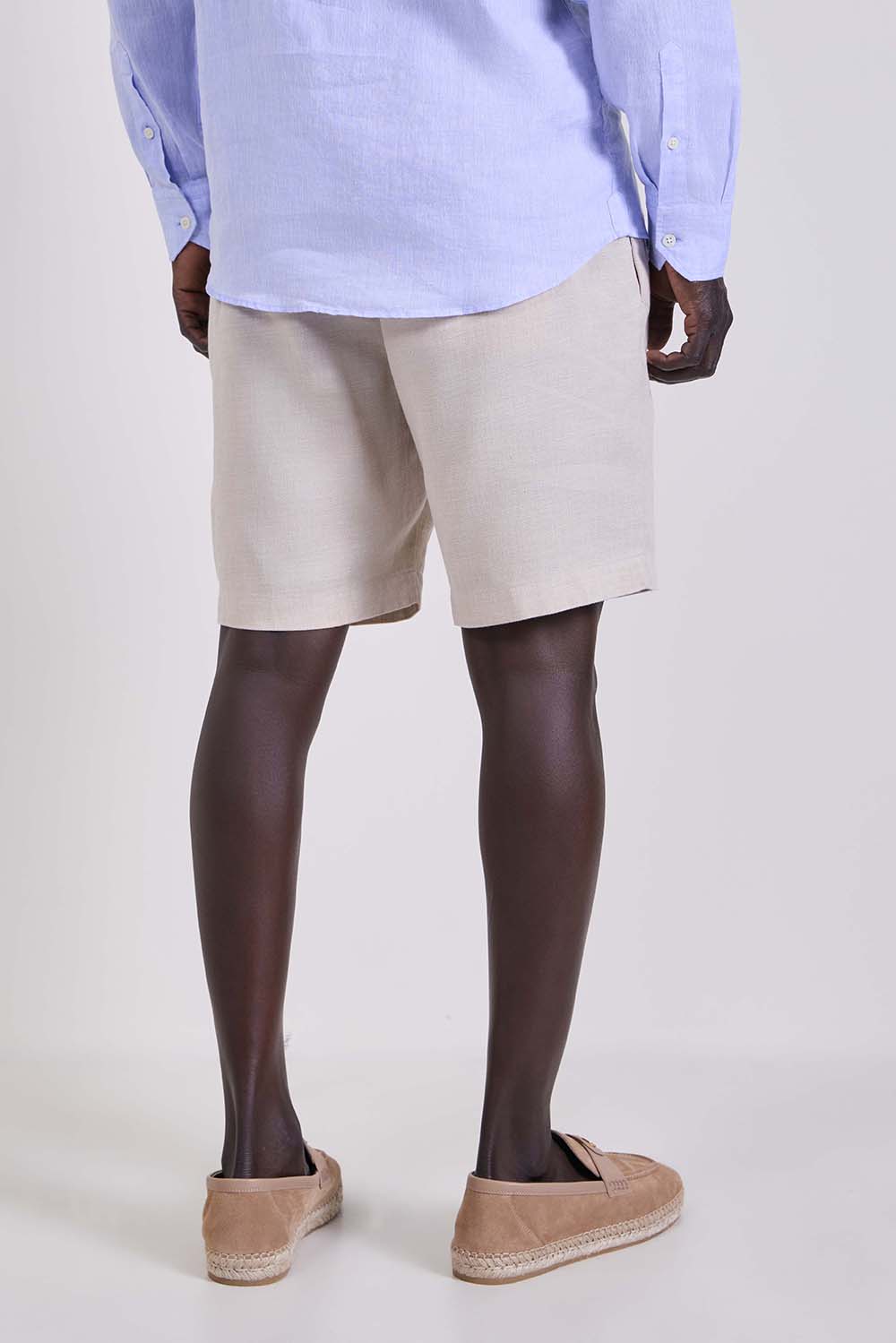 תמונת דוגמן אחורית של מכנסי פשתן קצרים