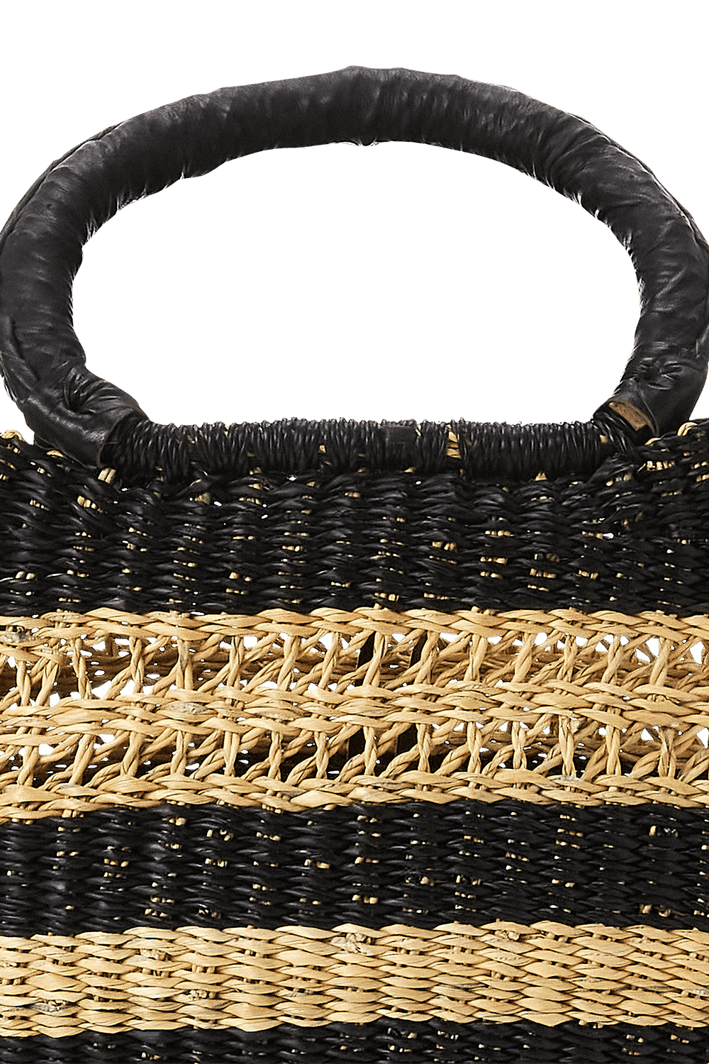 תמונת תקריב של תיק סל בגודל מדיום