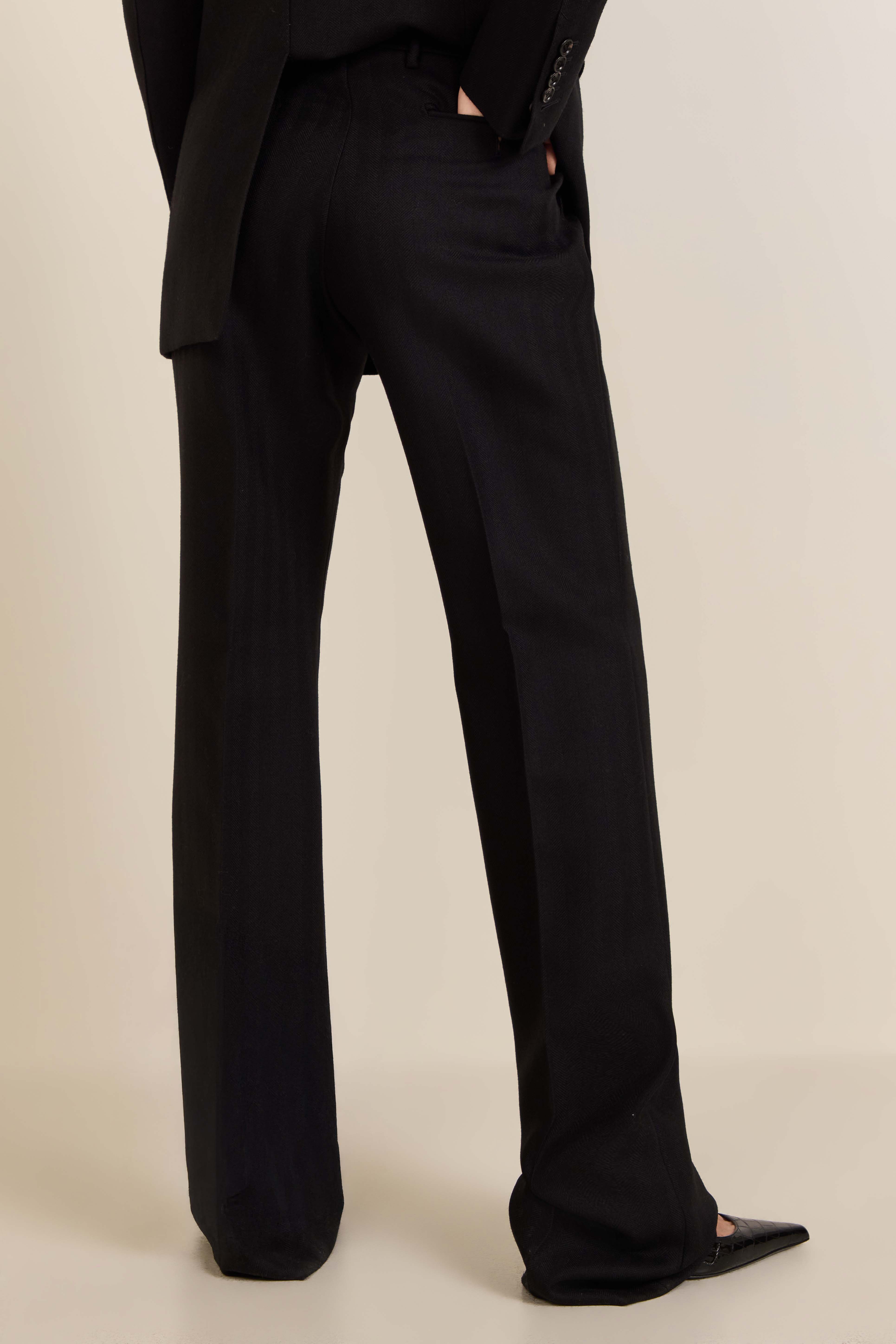 תמונת דוגמן אחורית של מכנסיים מחויטים