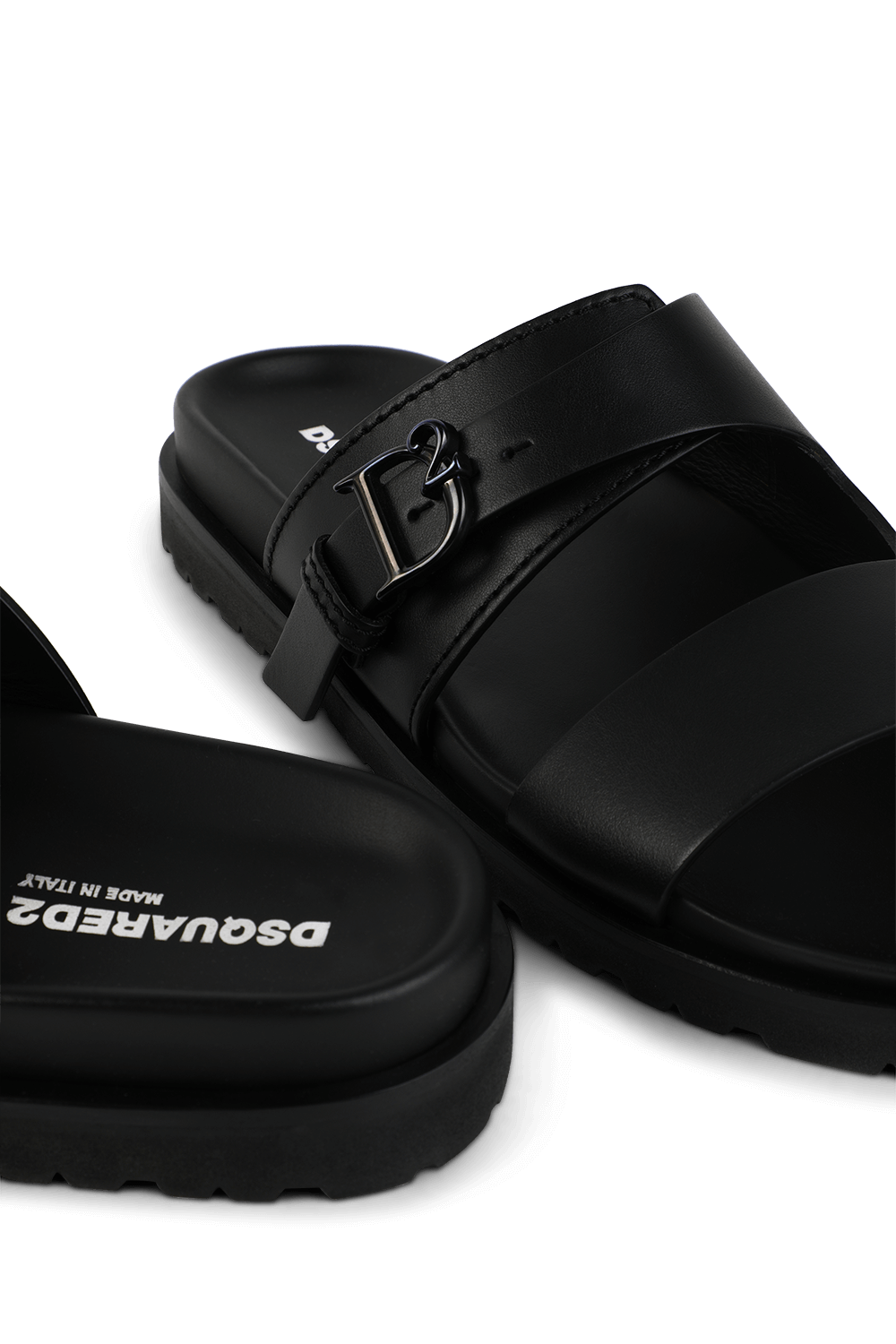 תמונת תקריב של סנדלי עור