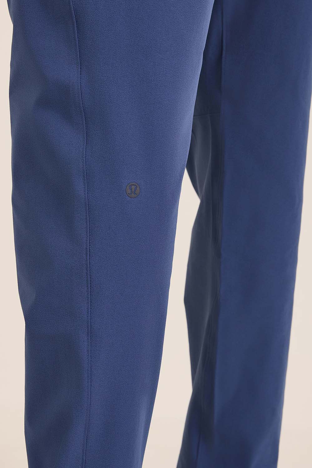 תמונת תקריב דוגמן של Zeroed In Slim-Fit Pant