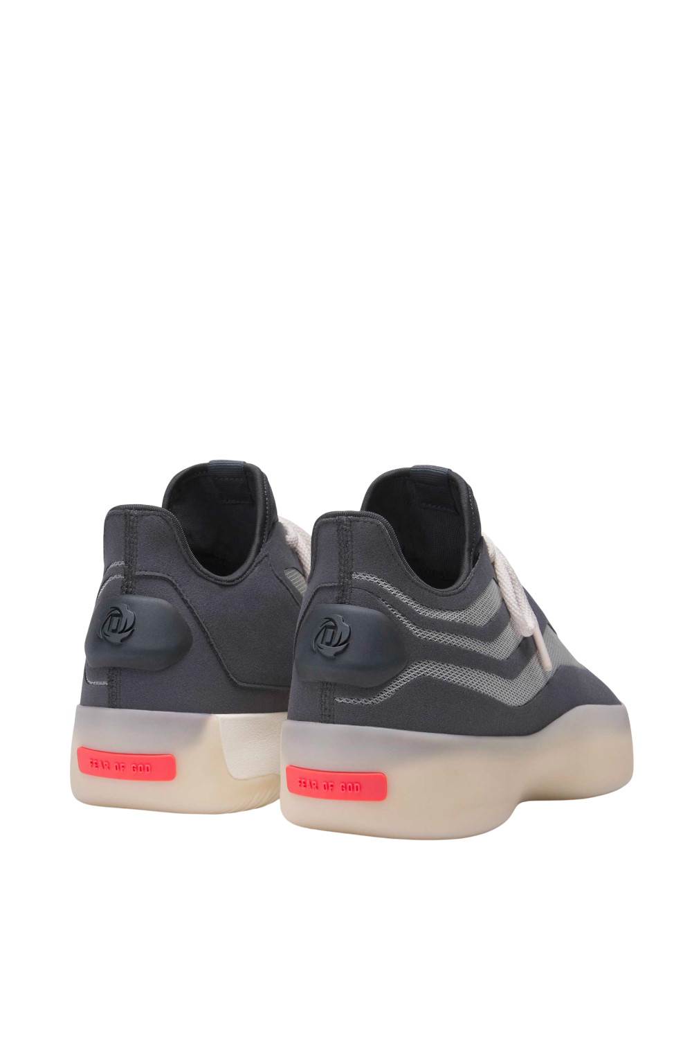 תמונת תקריב של נעלי סניקרס