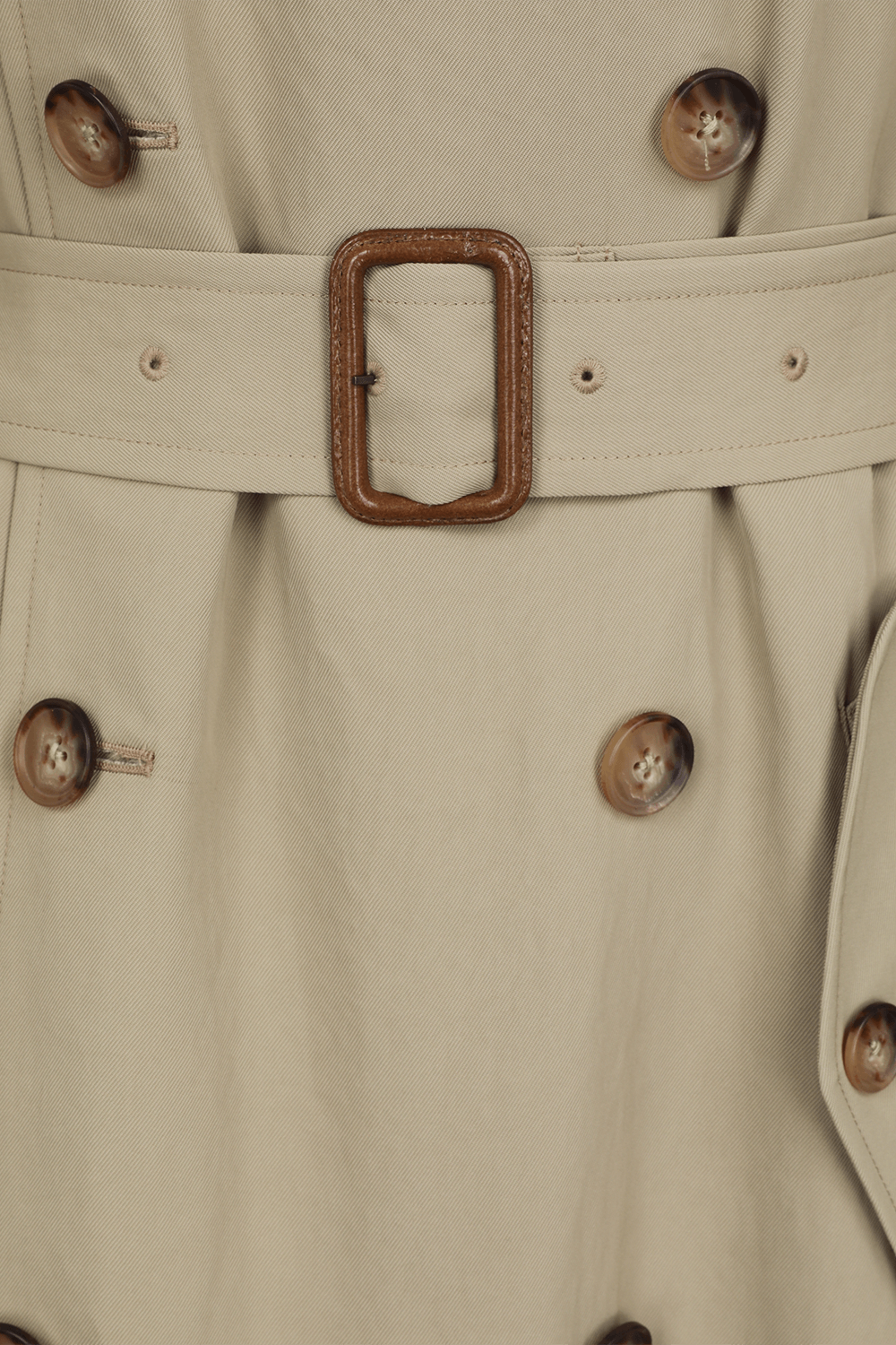 תמונה אחורית של מעיל טרנץ' קלאסי