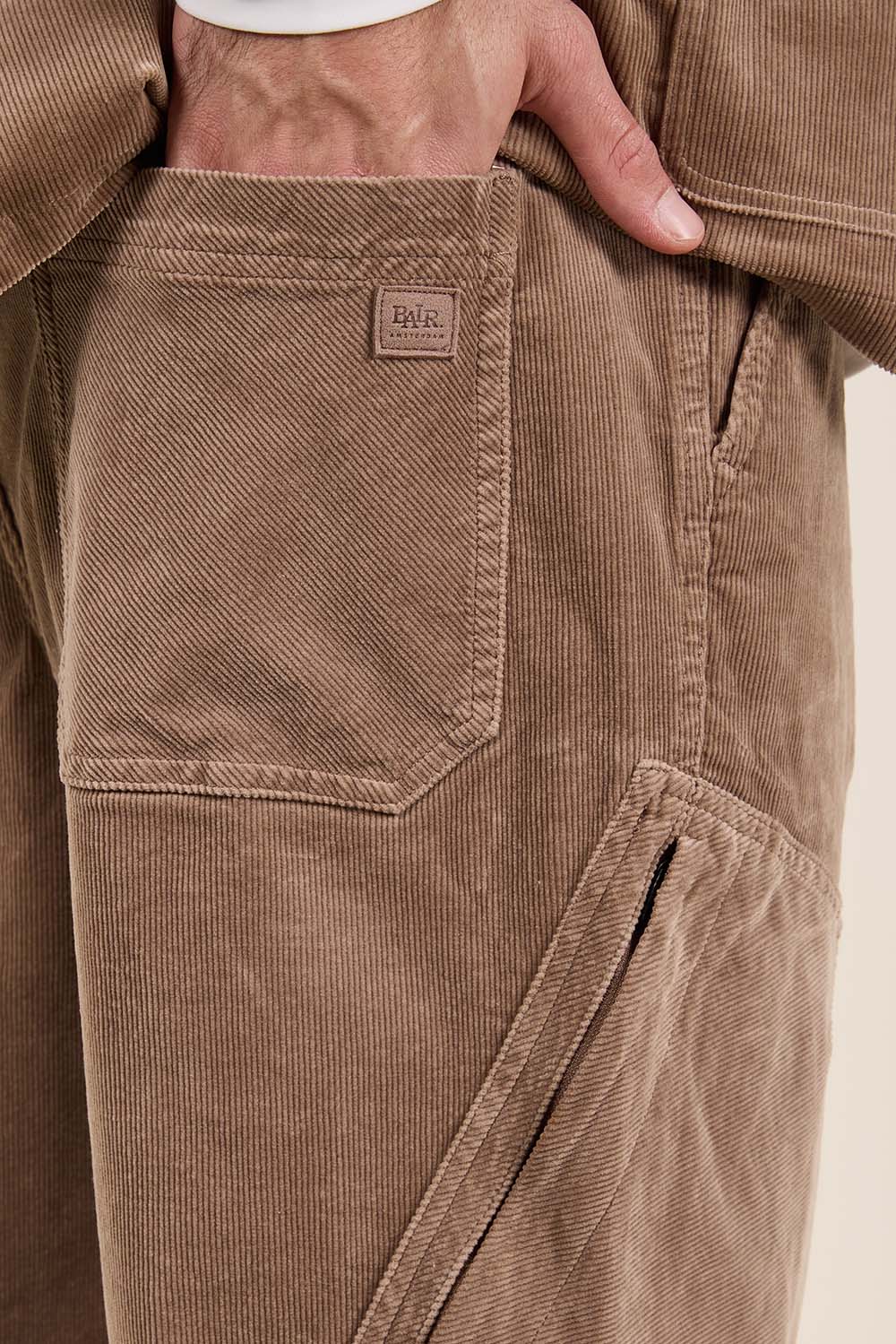 תמונת תקריב דוגמן של מכנסי קרגו