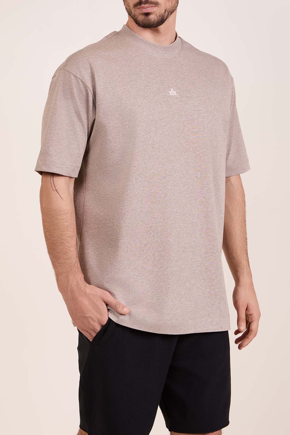 תמונת דוגמן קידמית של טישירט שרוול קצר