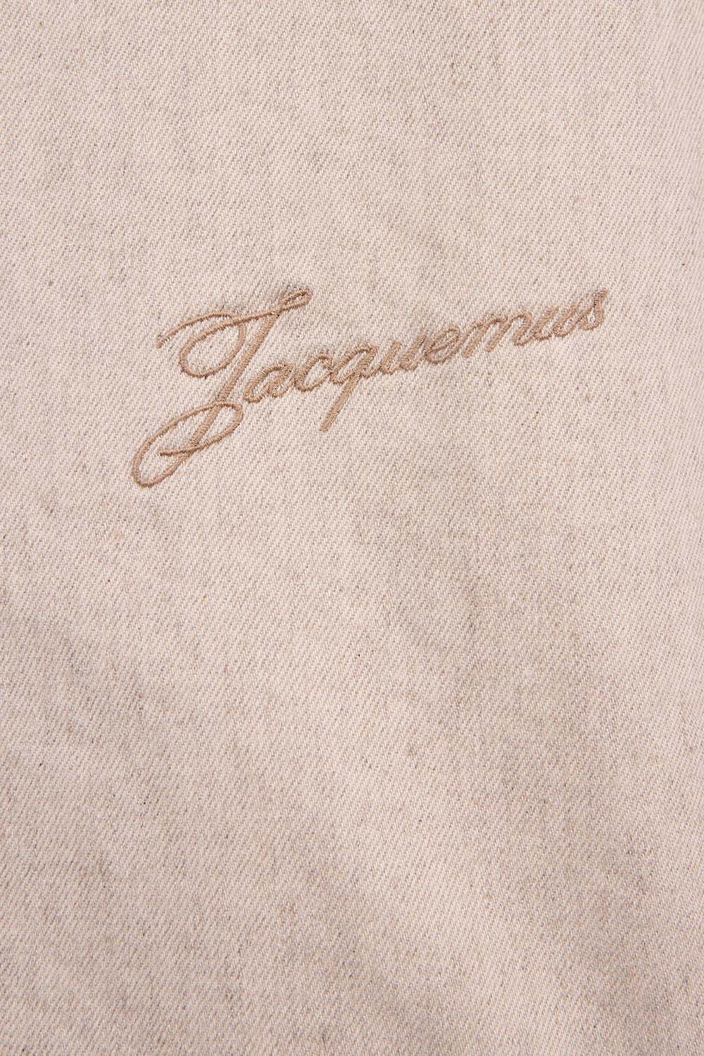 תמונת דוגמן אחורית של חולצה מכופתרת