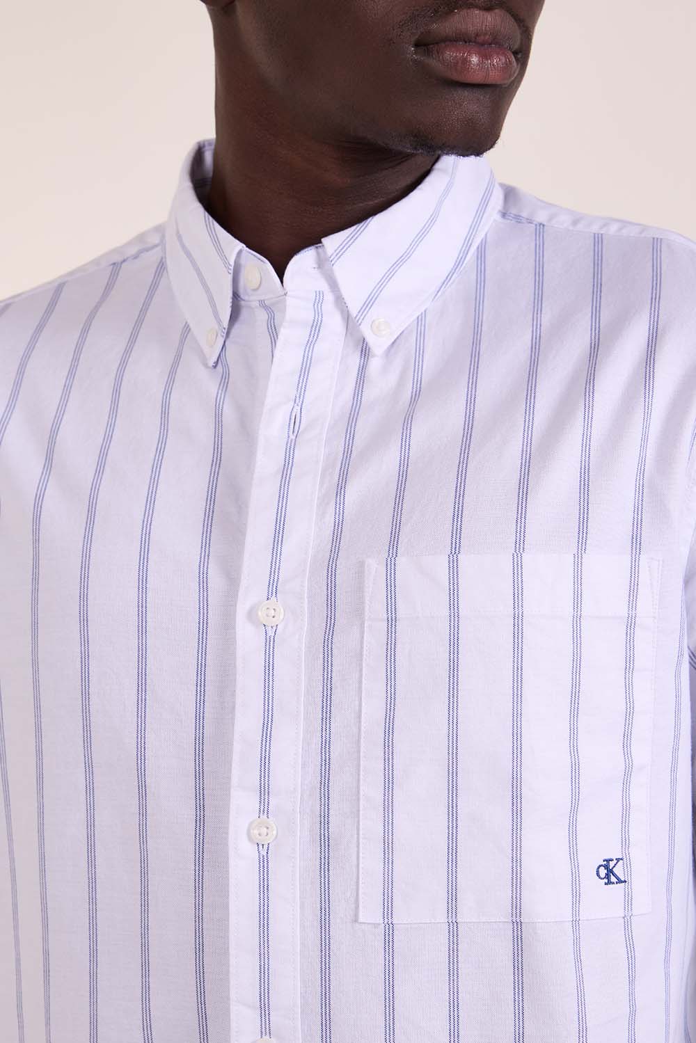 תמונת תקריב דוגמן של חולצה מכופתרת פסים