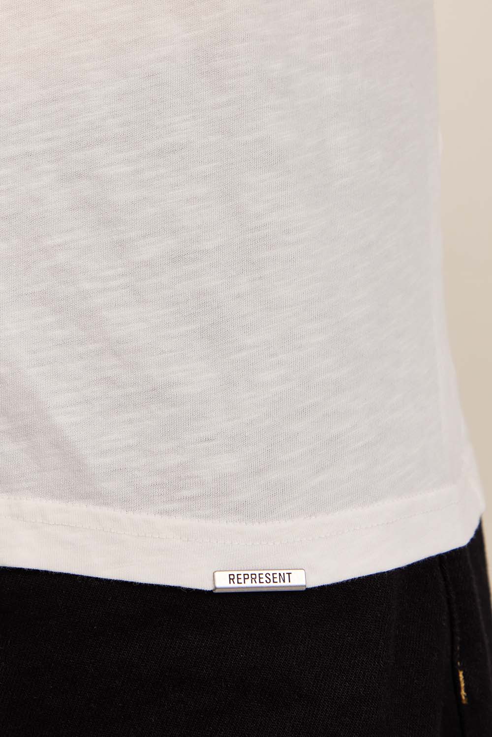 תמונת תקריב דוגמן של חולצת טי