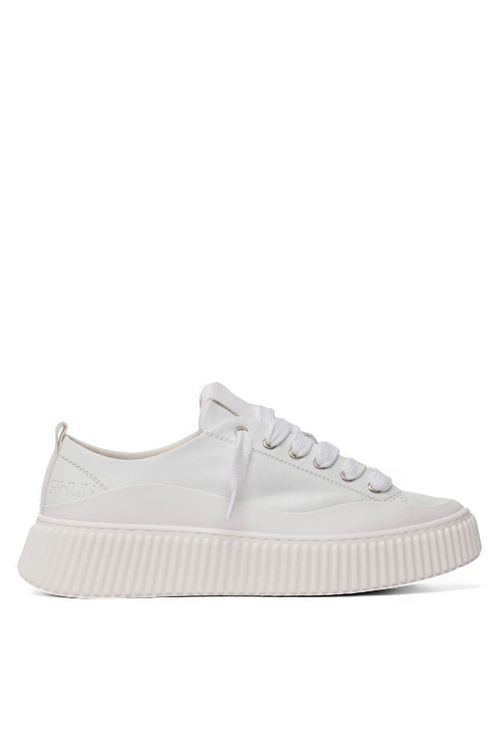 תמונה קידמית של נעלי סניקרס 2020