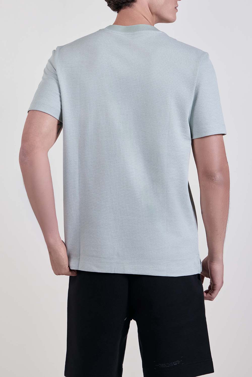 תמונת דוגמן אחורית של חולצת טי בגזרה ישרה