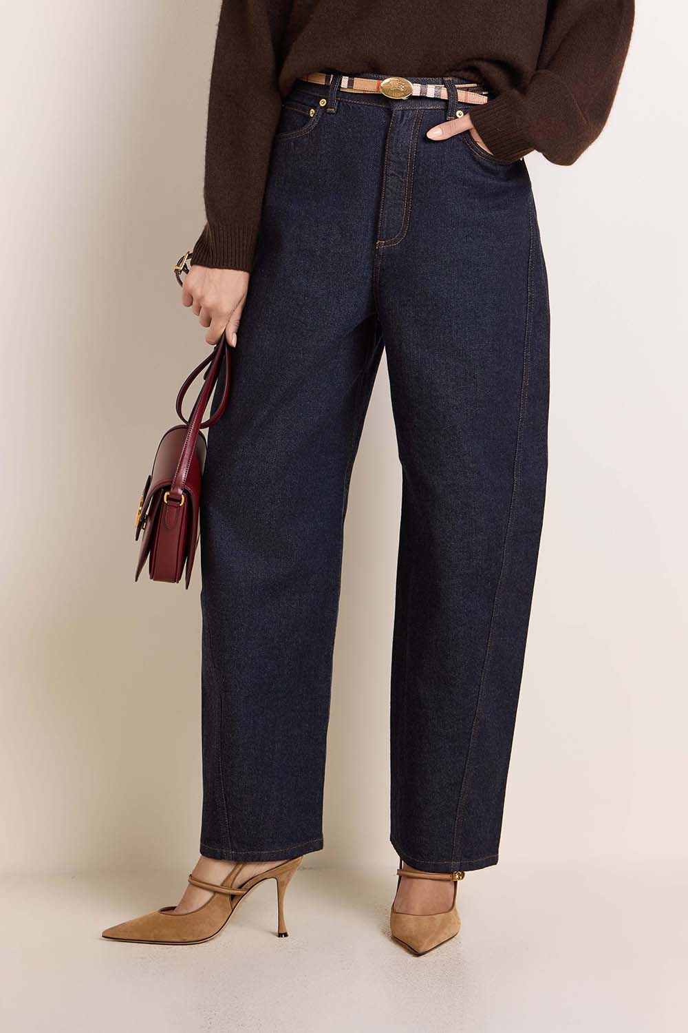 תמונת דוגמן קידמית של מכנסי ג'ינס בגזרת בלון