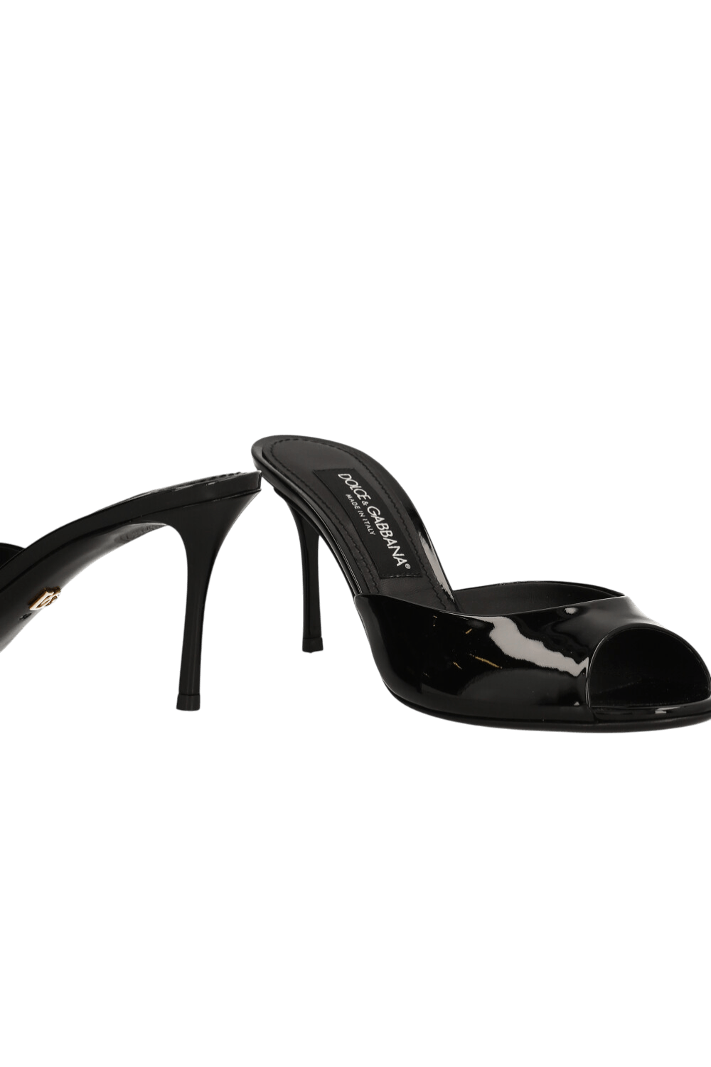 תמונת תקריב של נעלי עקב