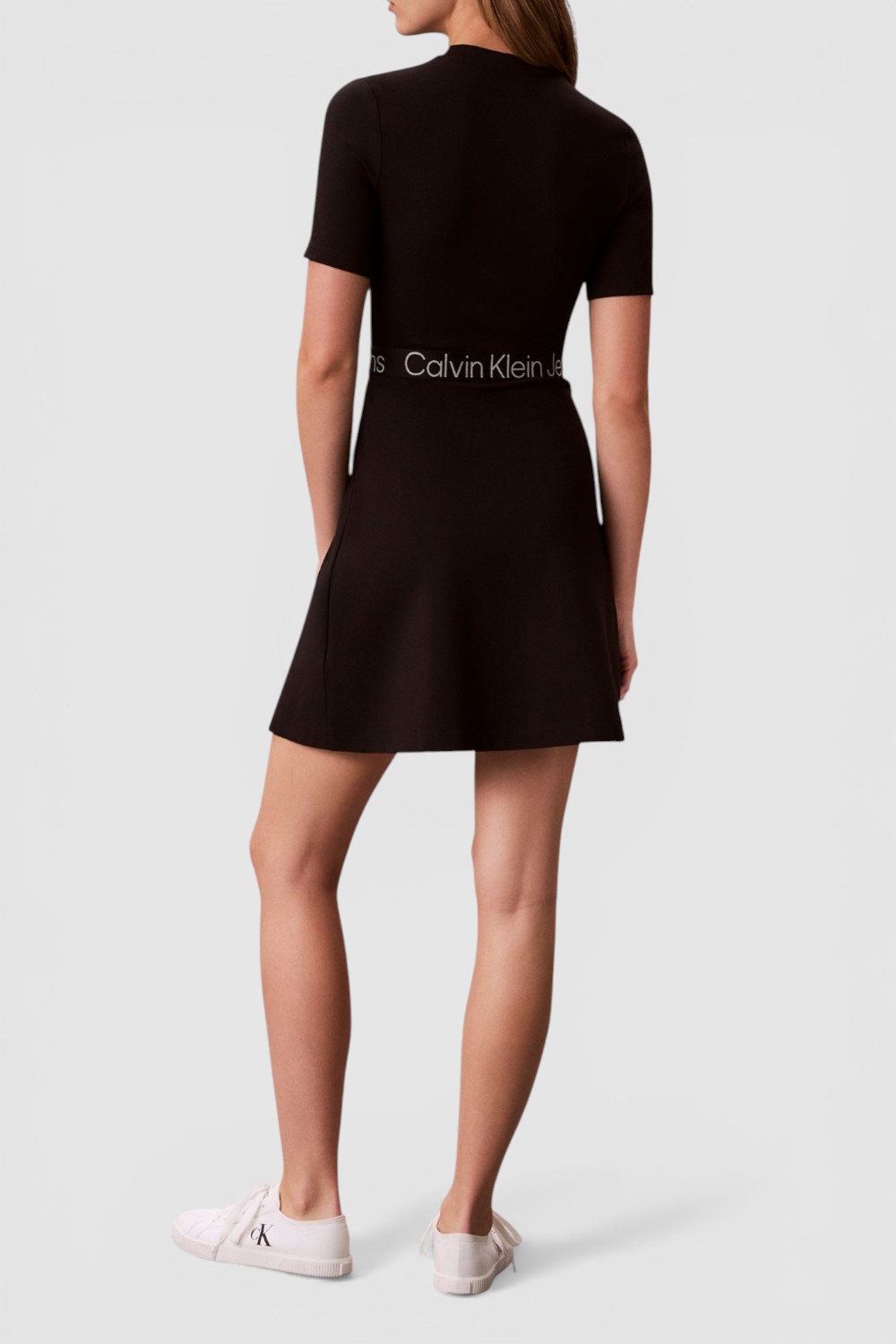 תמונת דוגמן אחורית של שמלת מיני בגזרה מתרחבת