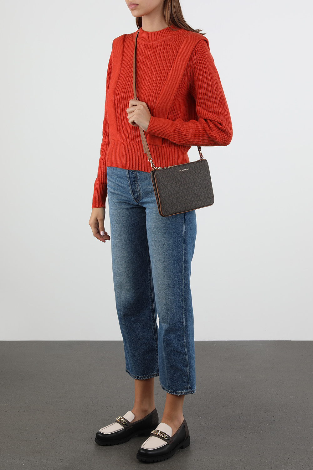 תמונת דוגמן קידמית של תיק צד מונוגרמי אדל בגווני חום