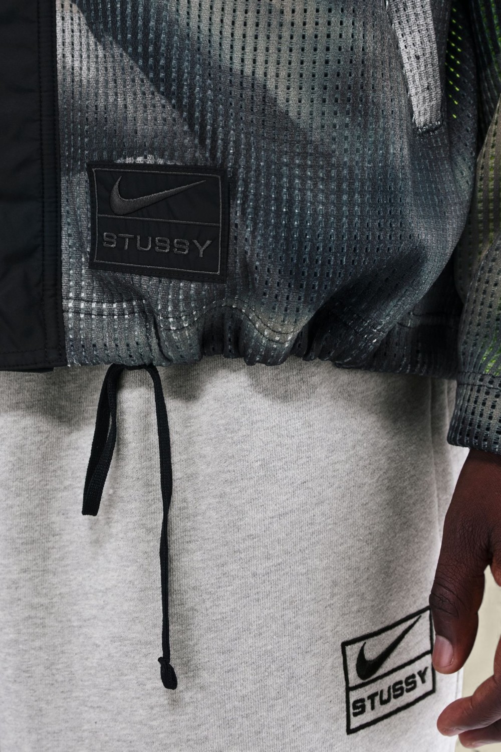 תמונת תקריב דוגמן של ז'קט נייקי X סטוסי