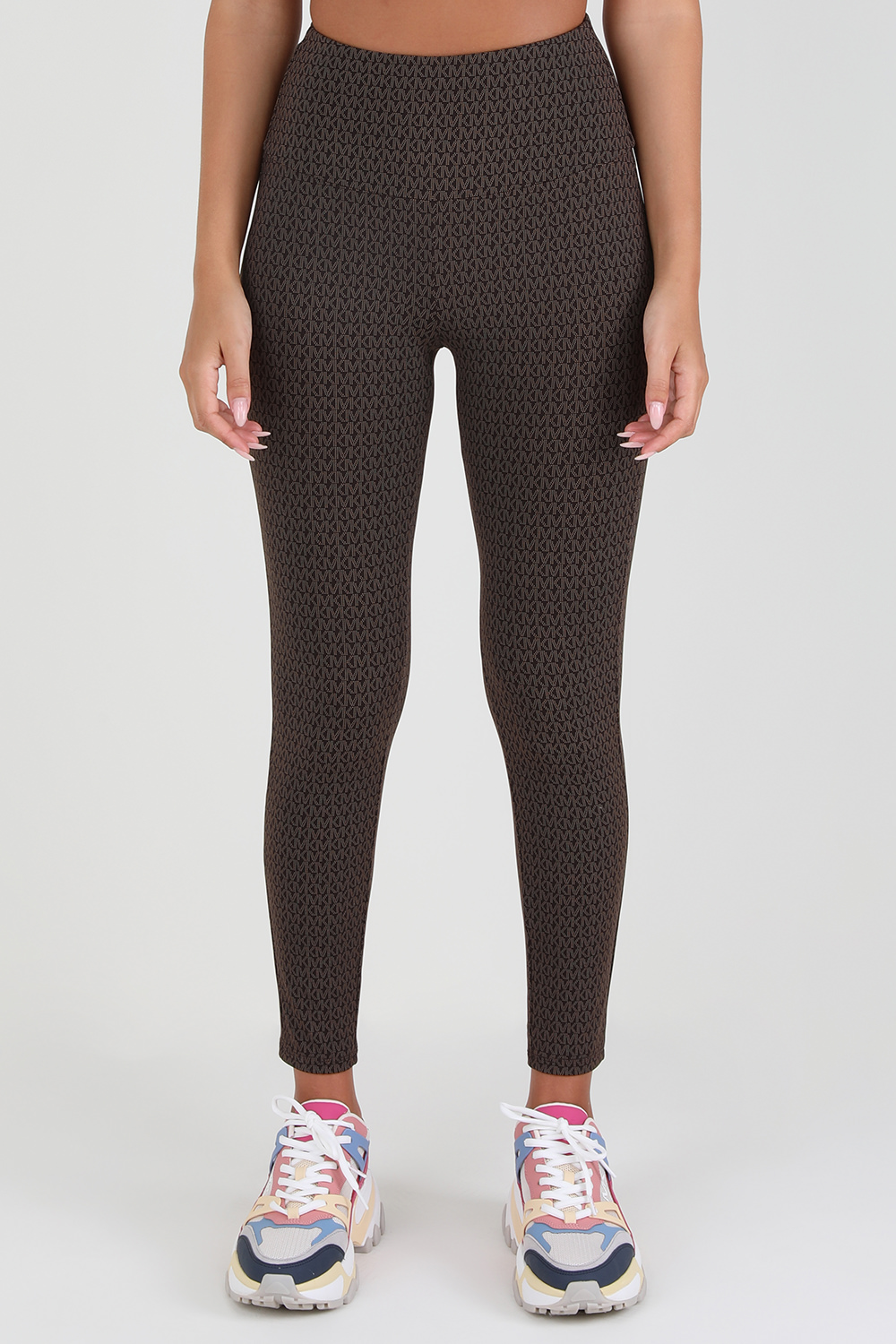 תמונת דוגמן קידמית של MK Monogram Print Leggings in Brown