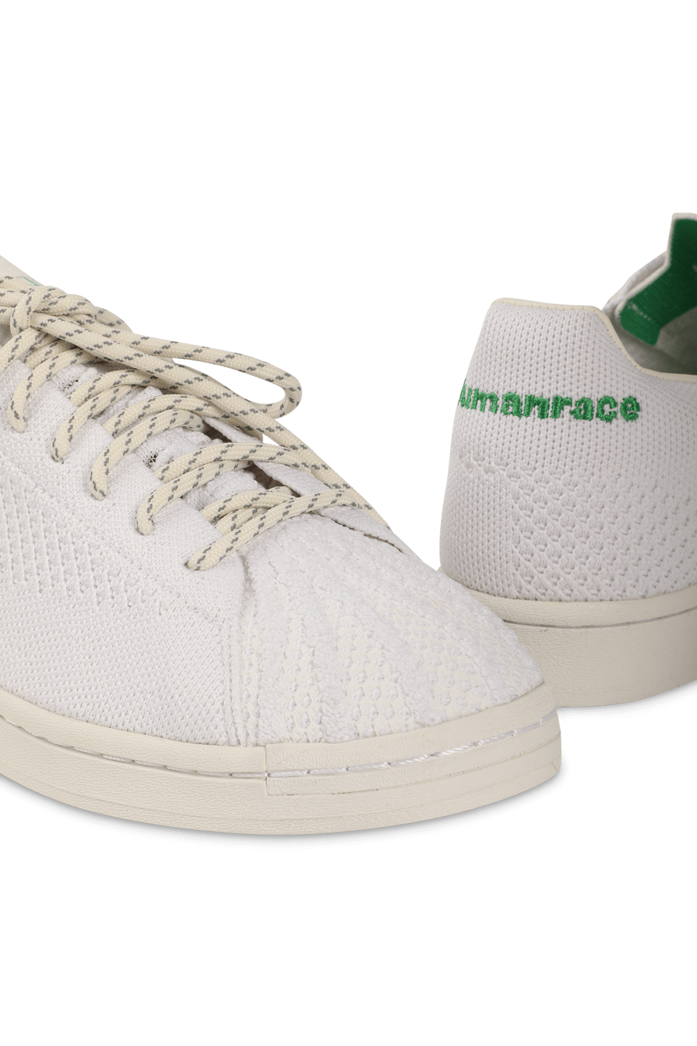 תמונת תקריב של Pharrell Williams Primeknit Superstar Shoes in White