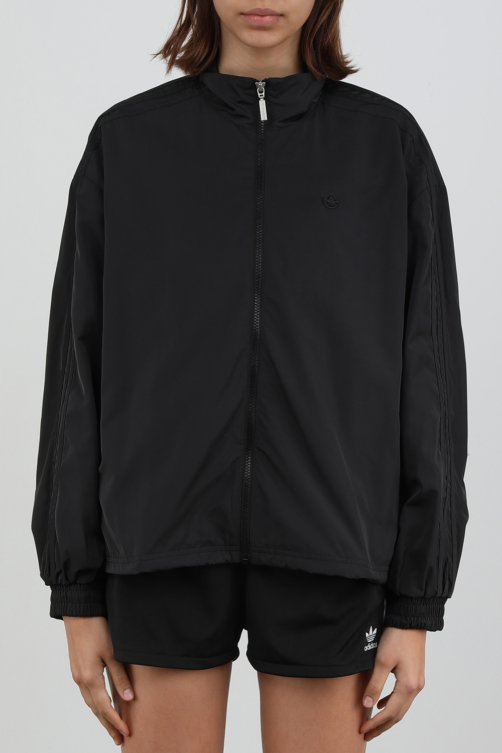 תמונת דוגמן קידמית של זקט ספורט שחור עם לוגו רקום