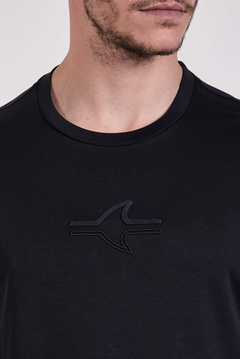 תמונת תקריב דוגמן של חולצת טי