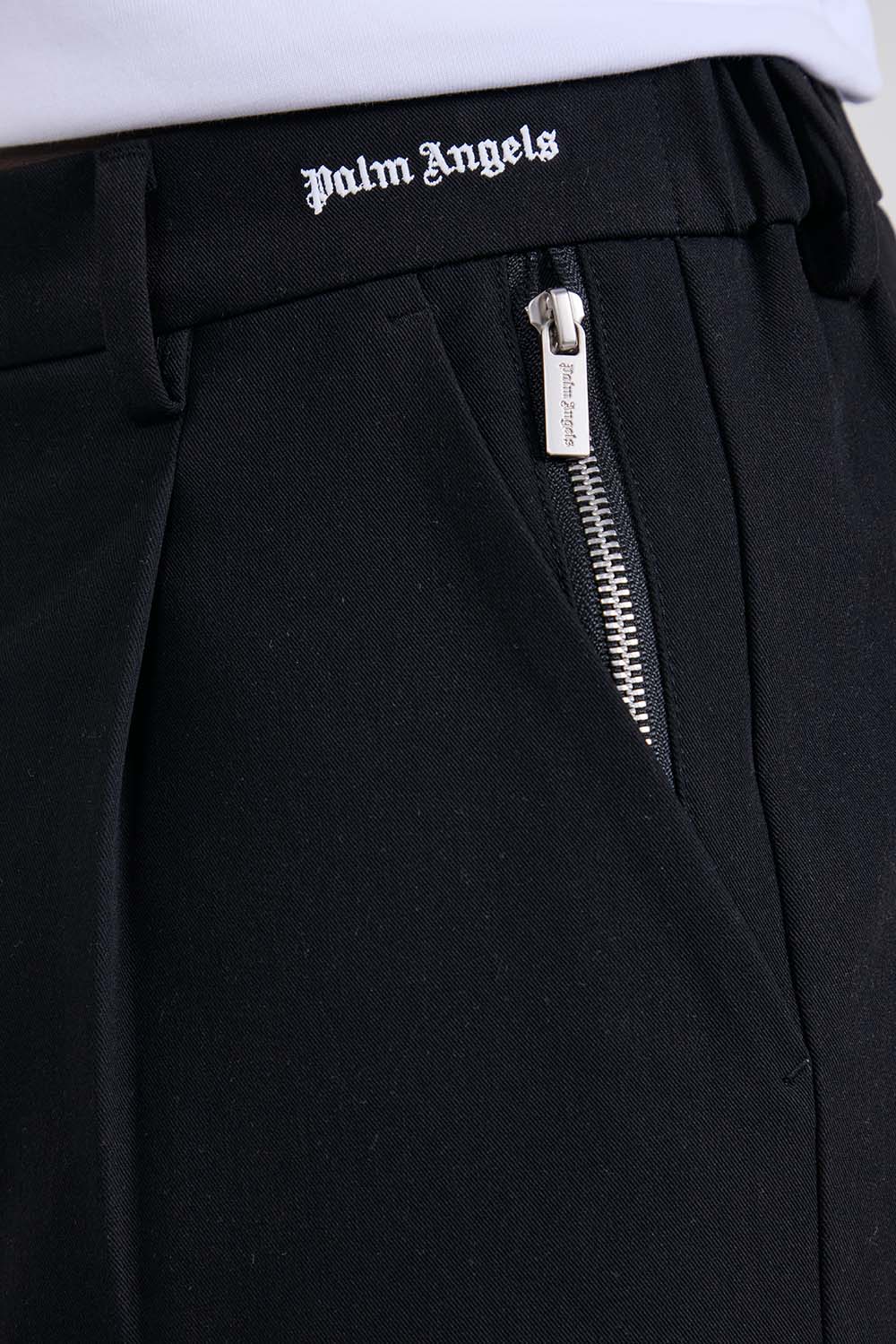 תמונת תקריב דוגמן של מכנסי צ'ינו