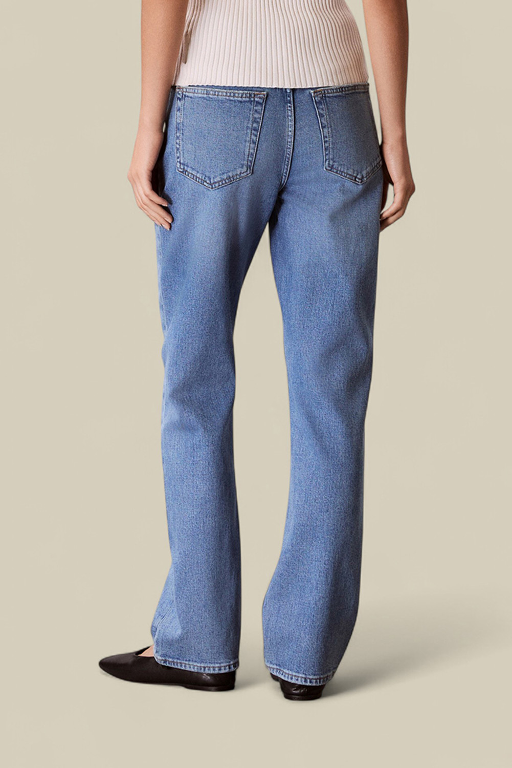 תמונת דוגמן אחורית של מכנסי ג'ינס ישרים