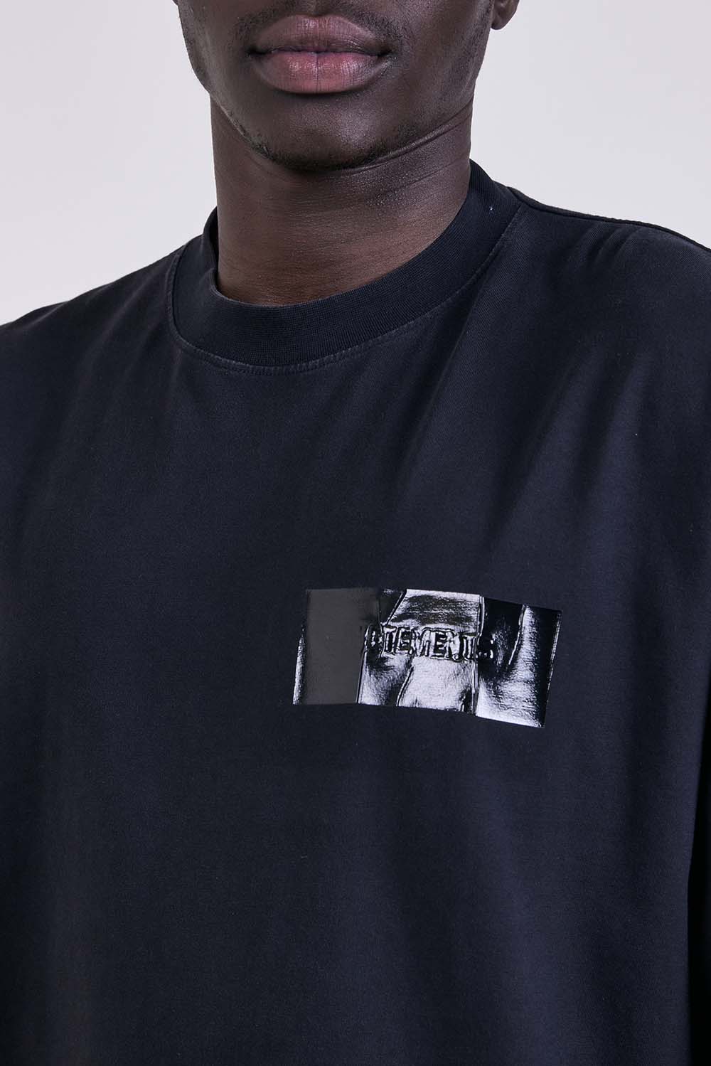 תמונת תקריב דוגמן של חולצת טי בגזרה משוחררת