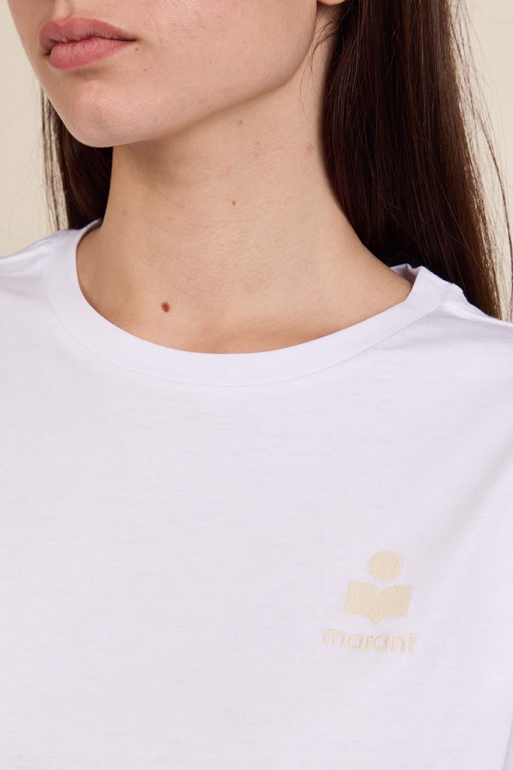 תמונת תקריב דוגמן של חולצת טי קצרה מכותנה