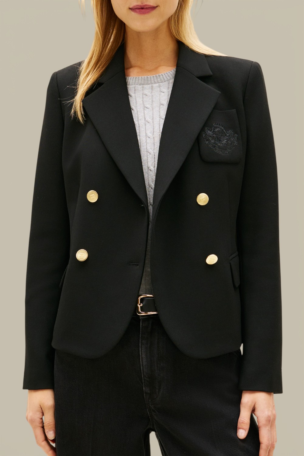 תמונת דוגמן קידמית של בלייזר כפתורים כפולים