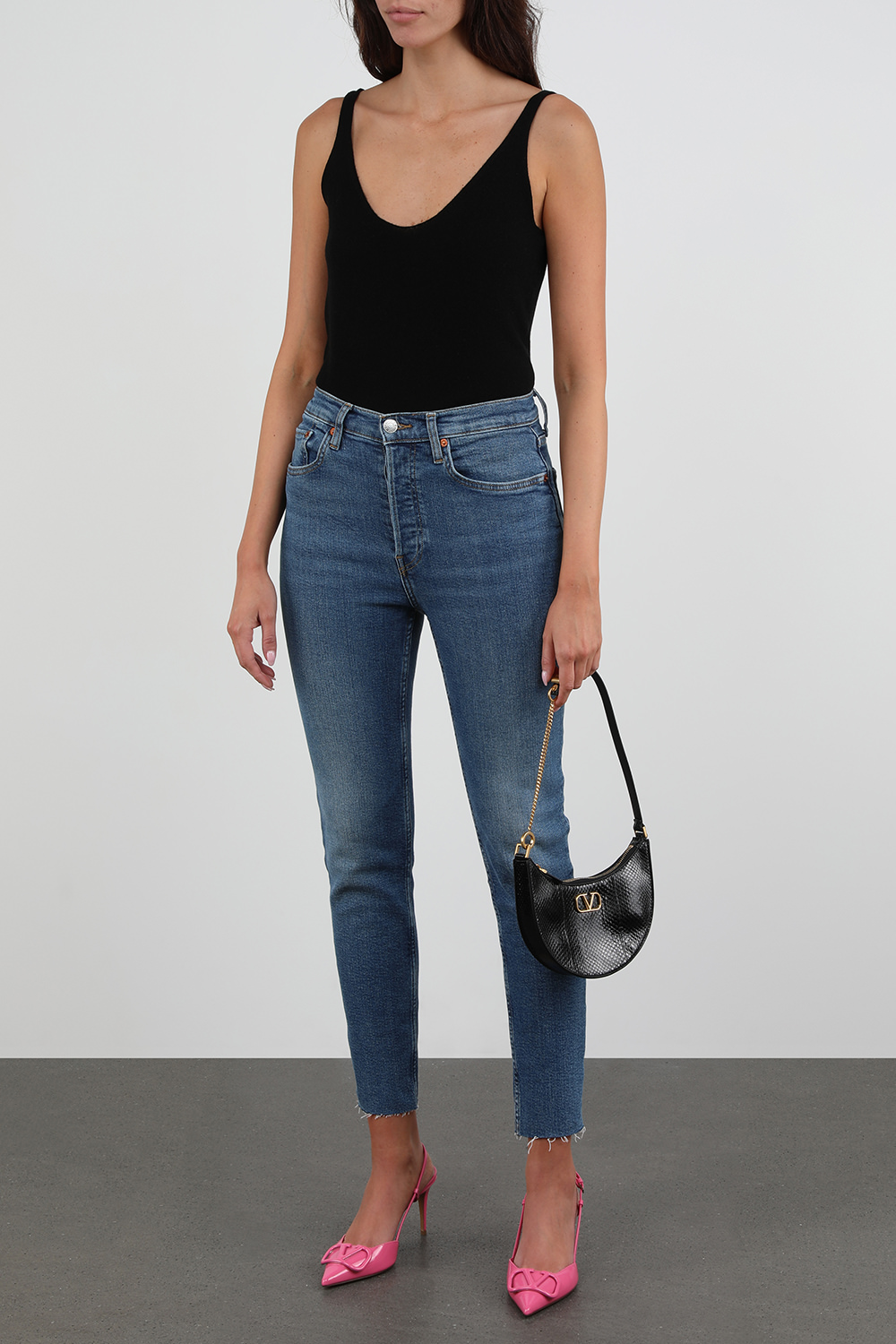 תמונת דוגמן קידמית של תיק שחור מבריק בצללית ירח