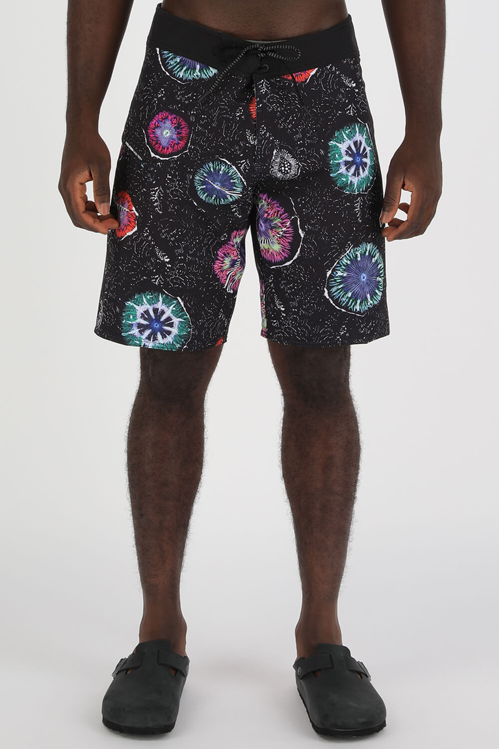 תמונת דוגמן קידמית של Coral Morph Swimshorts in Black