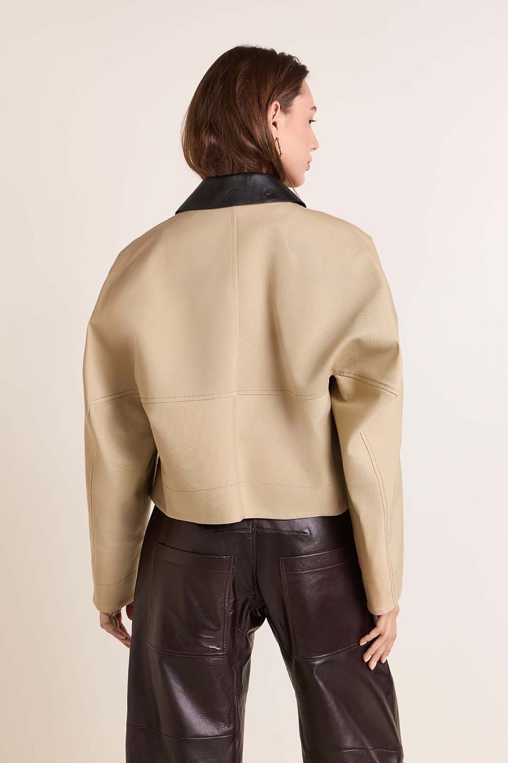 תמונת דוגמן אחורית של ז'קט כותנה וצמר