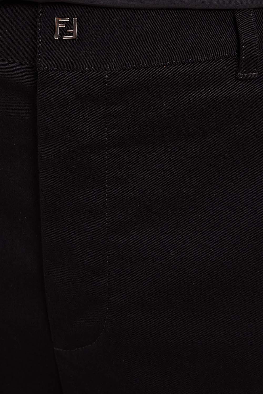 תמונת תקריב דוגמן של מכנסיים ארוכים