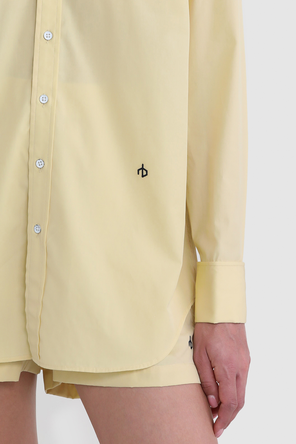 תמונת תקריב דוגמן של חולצת כפתורים דיאנה