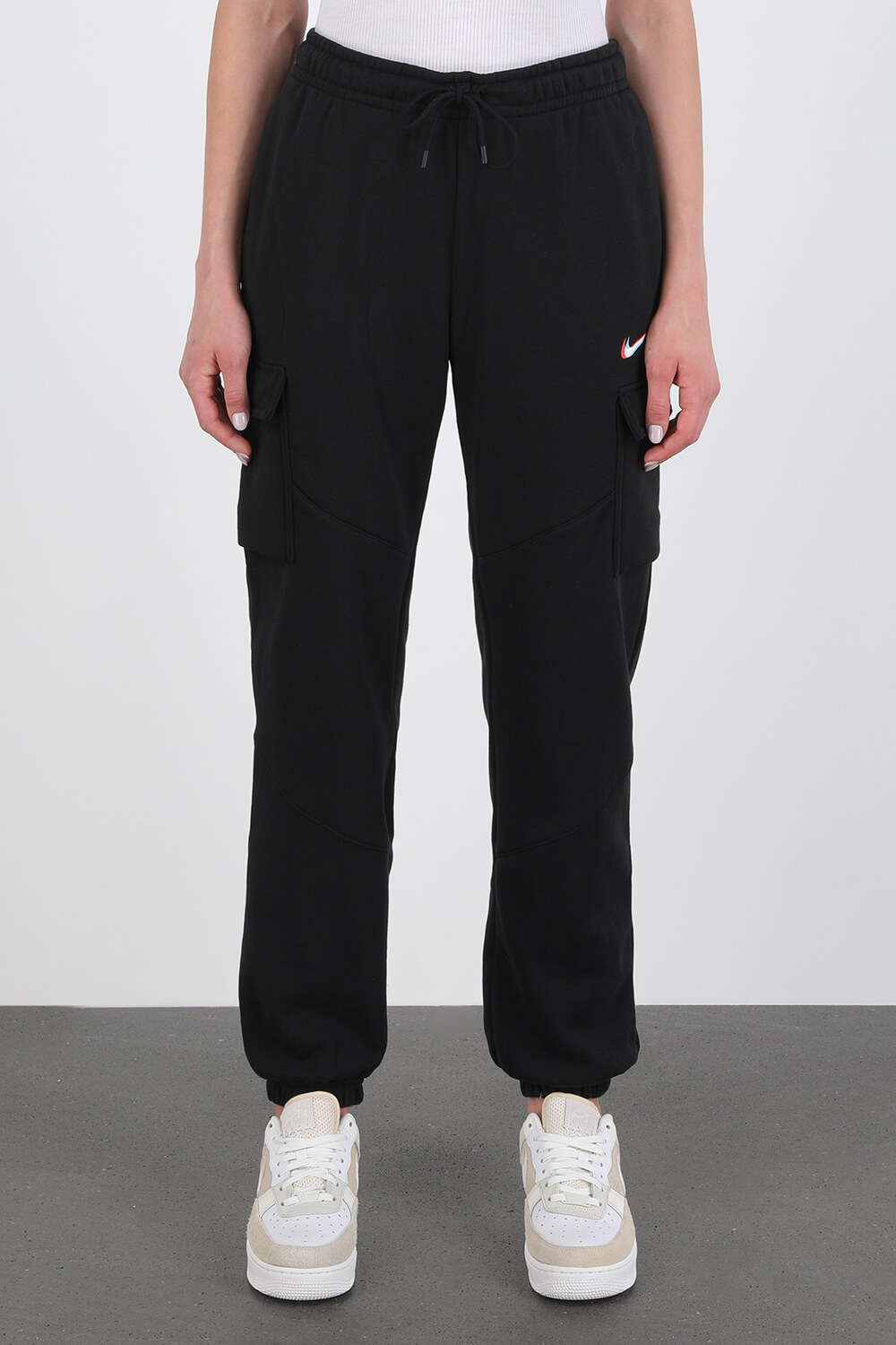 תמונת דוגמן קידמית של Nike Sportswear- Dance Cargo Trousers in Black