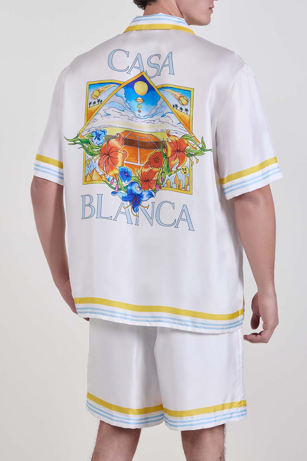 תמונת דוגמן אחורית של חולצה מכופתרת שרוול קצר