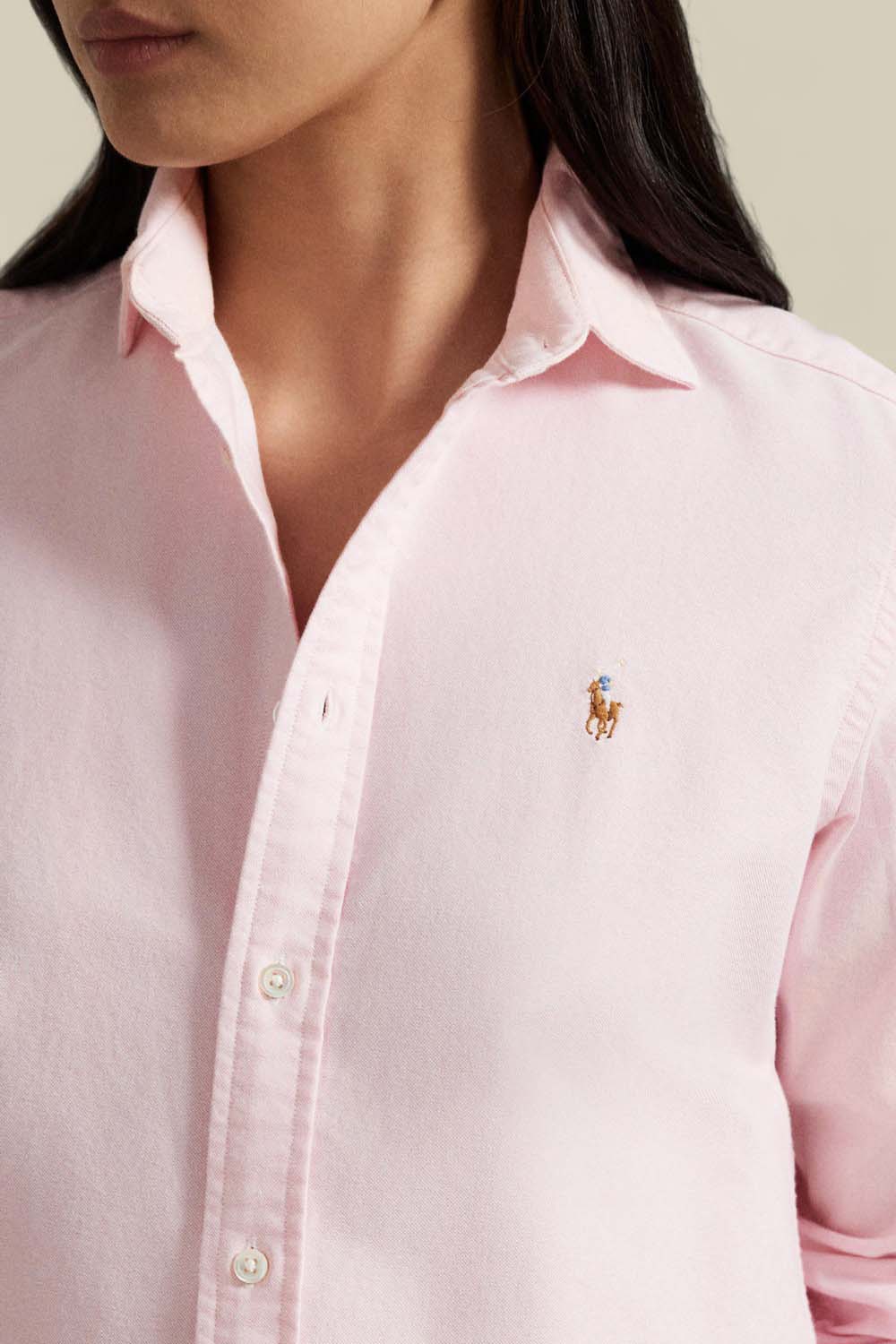 תמונת תקריב דוגמן של חולצה מכופתרת