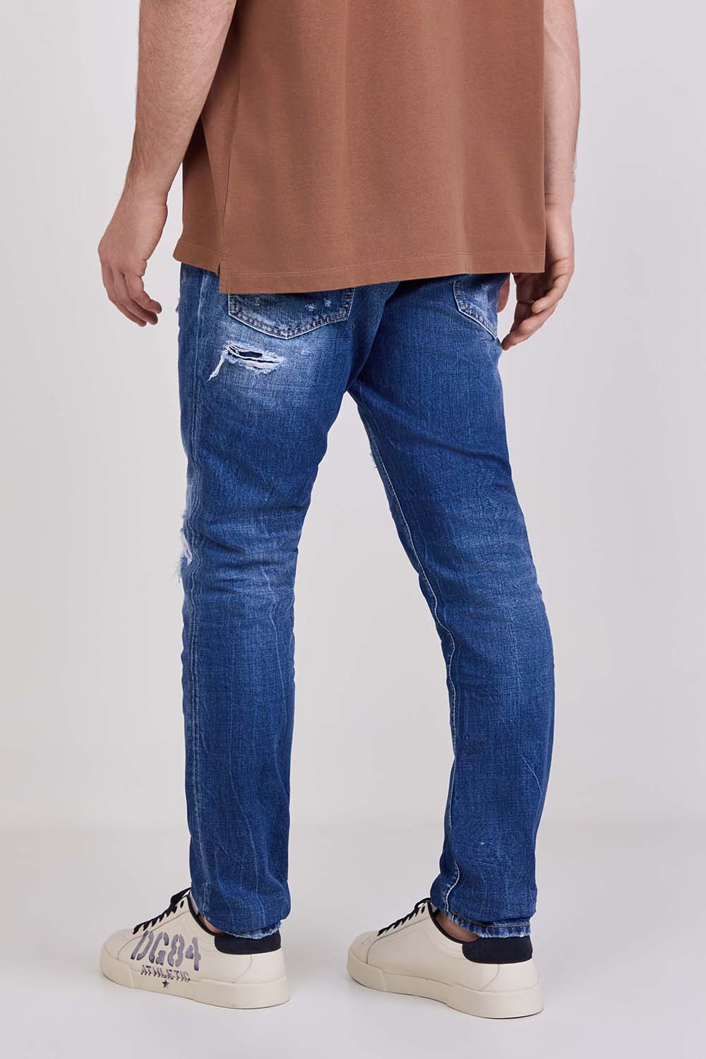 תמונת דוגמן אחורית של מכנסי ג'ינס בגזרת סלים