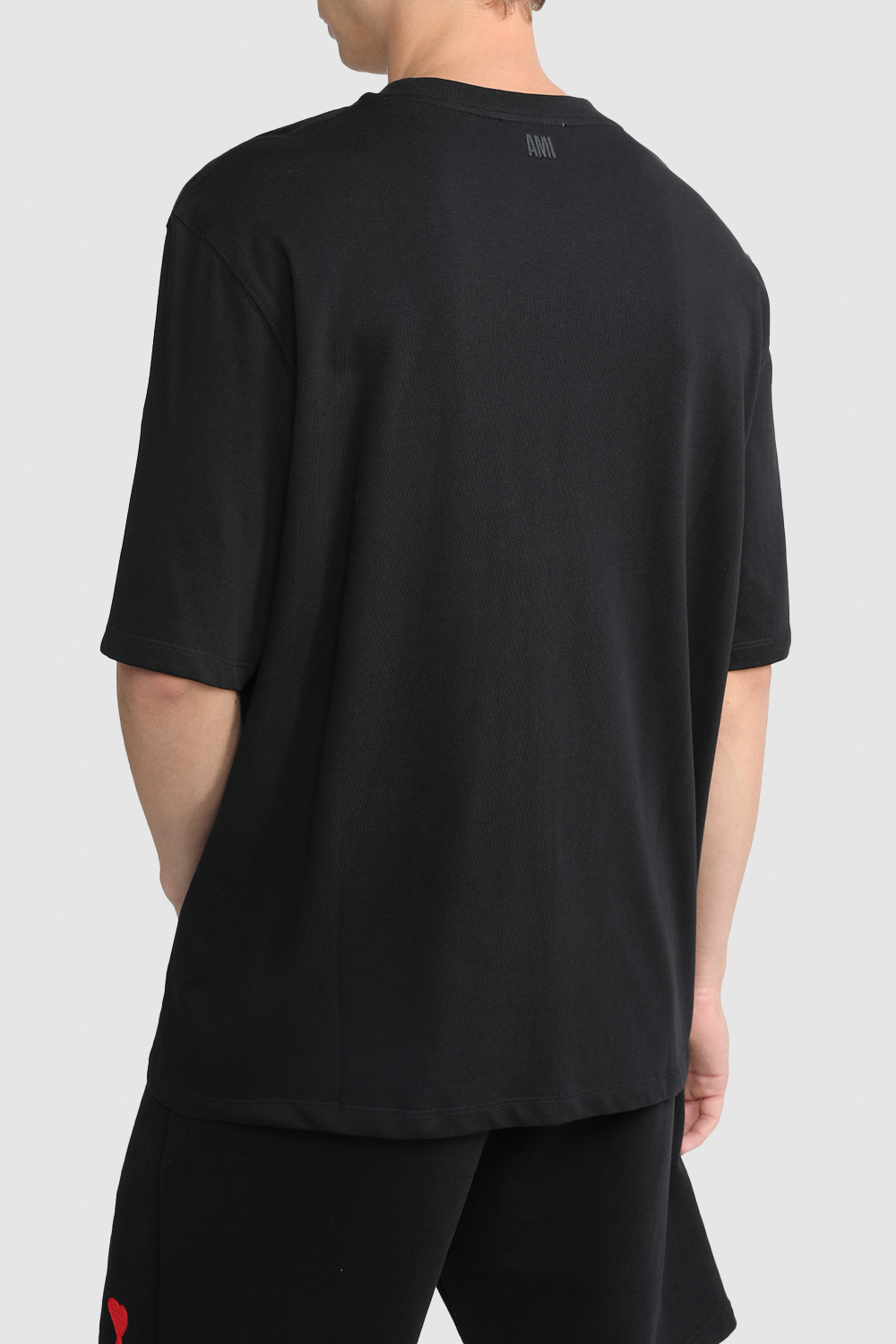 תמונת דוגמן אחורית של חולצת טי עם צווארון מעוגל