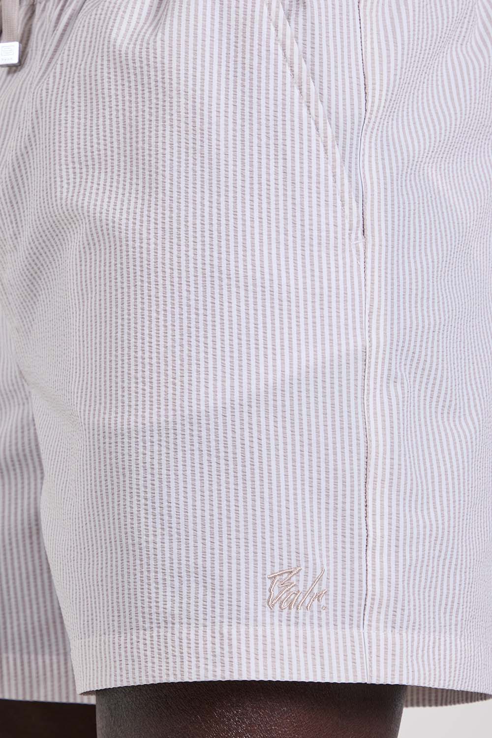 תמונת תקריב דוגמן של מכנסי בגד ים